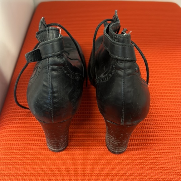 Black lace up booties. Arnold Churgin. Super soft leather. - Picture 4 of 7